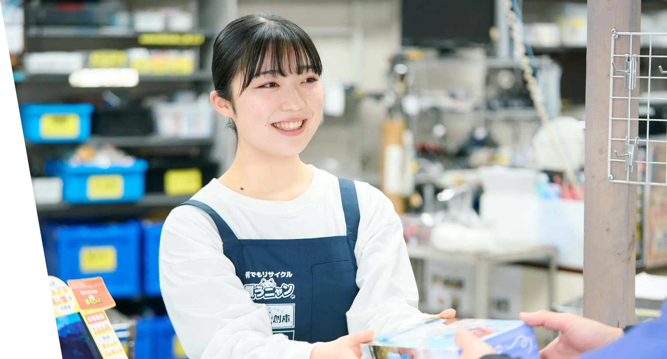 商品の受け渡しをするスタッフ